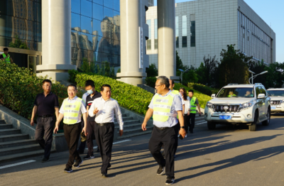 劉國鋒、王仲田看望慰問鐵塔公司應急供電保障人員，現場關注電瓶電力恢復儀應用成效